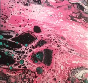 Une peinture abstraite rose et noire avec des touches de turquoise forme une forme glorieuse.