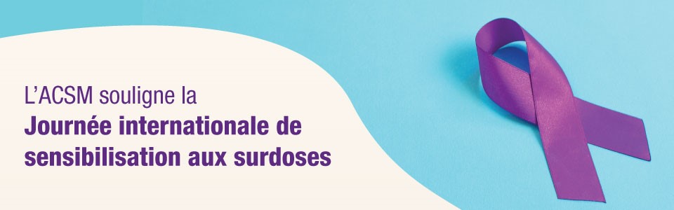 Un ruban violet à côté du texte qui dit "L'ACSM souligne la Journée internationale de sensibilisation aux surdoses