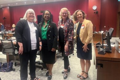 Four women stand at the Senate of Canada. Quatre femmes se lèvent au Sénat du Canada.